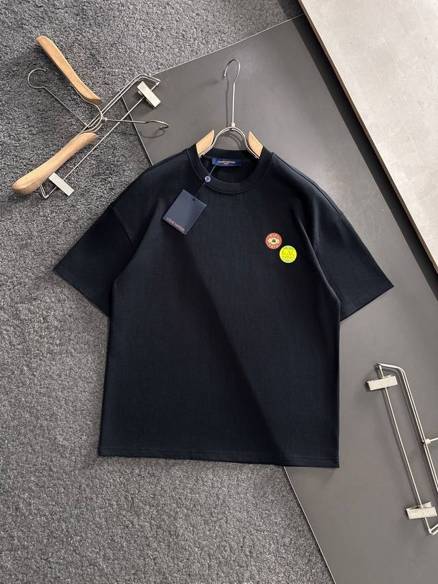 Lv 路易威登 25Ss夏季新款圆领短袖T恤！270克重磅高端纯棉面料，手感质感都极完美！修身裁剪设计干净利落！时尚又好看！走线做工非常精致！版型效果超赞！而且