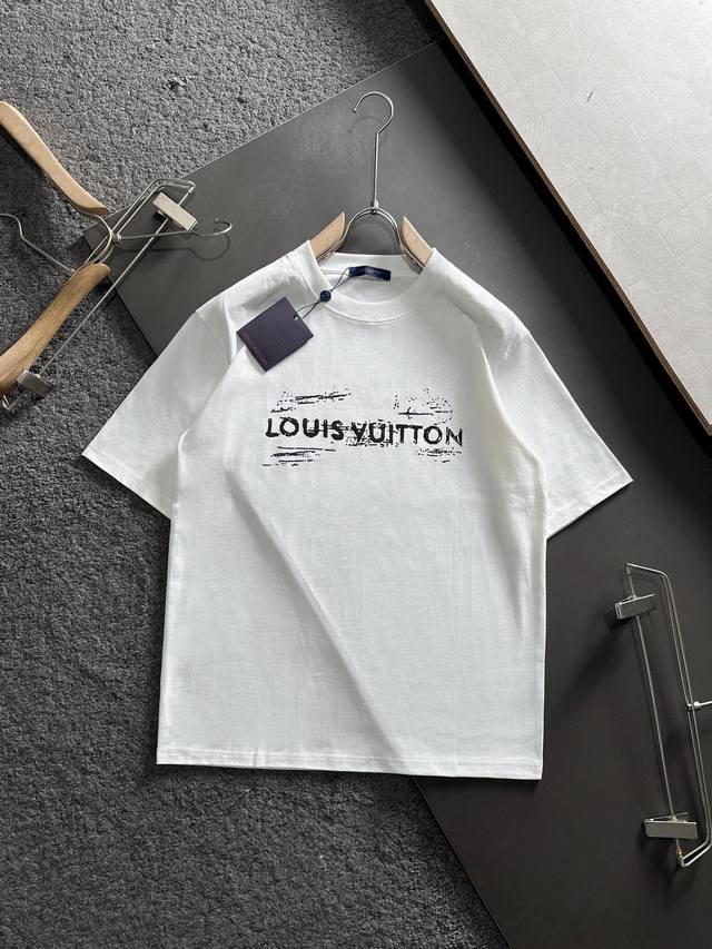 Louis Vuitton Lv 路易威登 25Ss夏季新款圆领短袖T恤！270克重磅高端纯棉面料，手感质感都极完美！修身裁剪设计干净利落！时尚又好看！走线做工