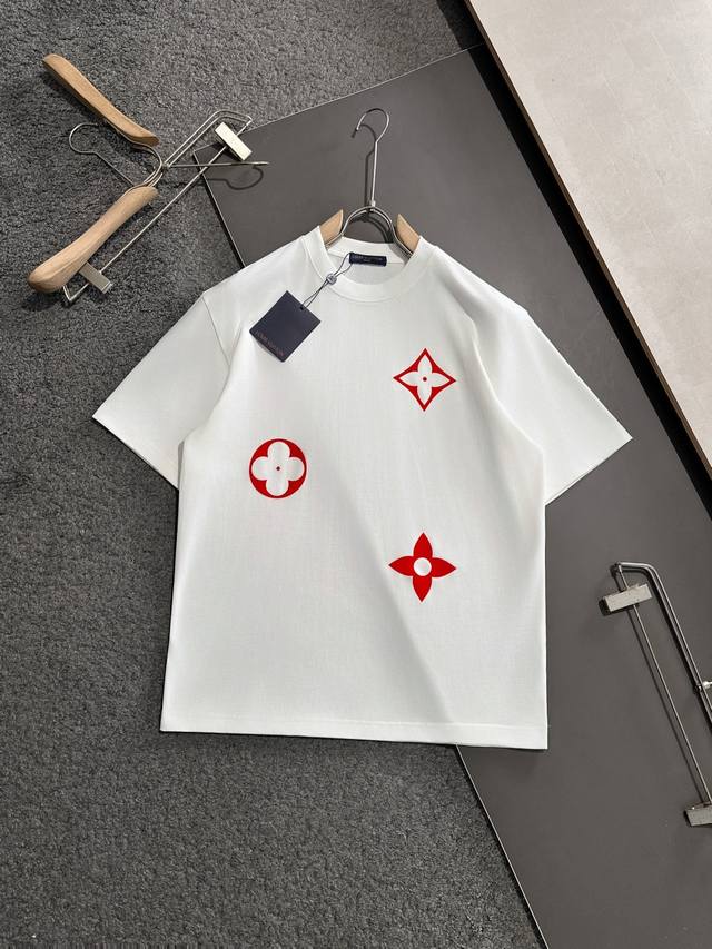 LV 2025Ss春夏最新款圆领时尚短袖T恤，官网同步，专柜纯棉面料！贴肤舒适，耐看又好穿，经典简约Logo设计，原厂工艺一丝不苟，型男必备单品 颜色:黑色 白