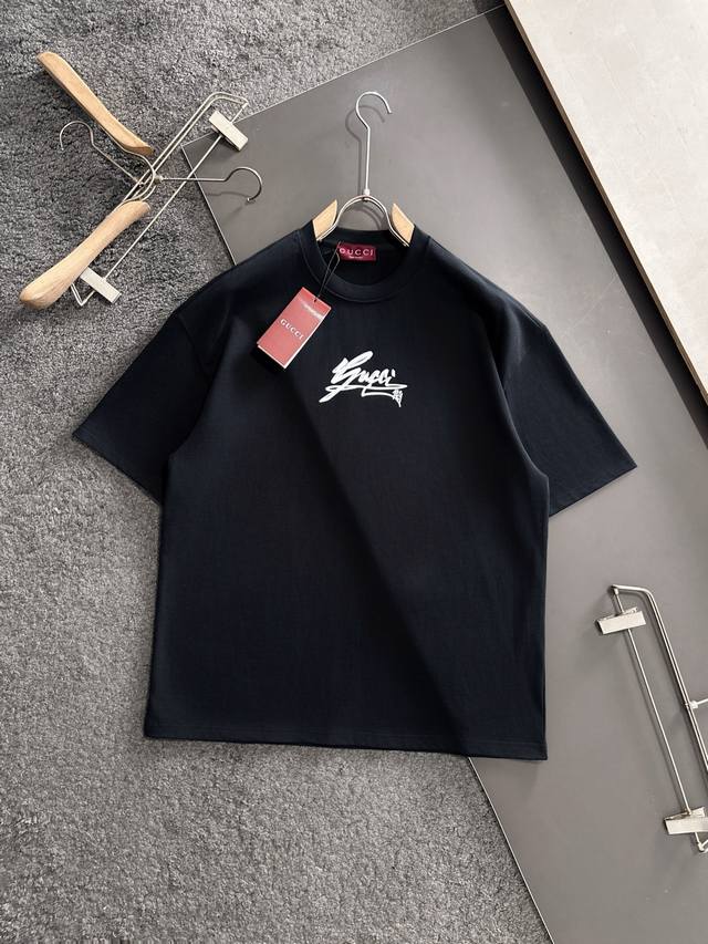 Gucci 古驰 25Ss夏季新款圆领短袖T恤！270克重磅高端纯棉面料，手感质感都极完美！修身裁剪设计干净利落！时尚又好看！走线做工非常精致！版型效果超赞！而