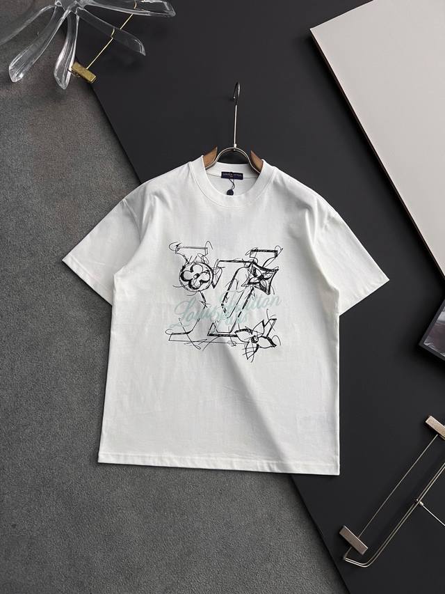 Lv 路易威登 25Ss夏季新款圆领短袖T恤！270克重磅高端纯棉面料，手感质感都极完美！修身裁剪设计干净利落！时尚又好看！走线做工非常精致！版型效果超赞！而且