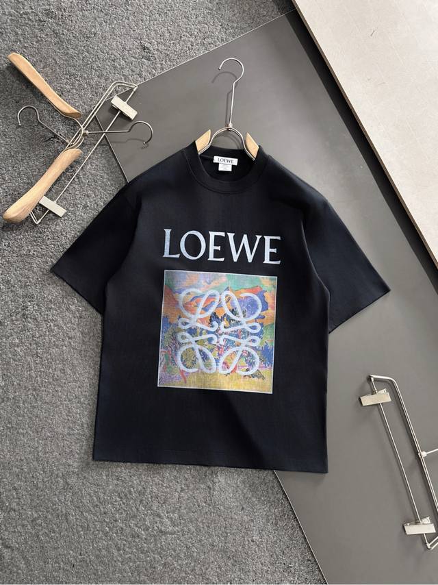 Loewe 罗意威 25Ss夏季新款圆领短袖T恤！270克重磅高端纯棉面料，手感质感都极完美！修身裁剪设计干净利落！时尚又好看！走线做工非常精致！版型效果超赞！