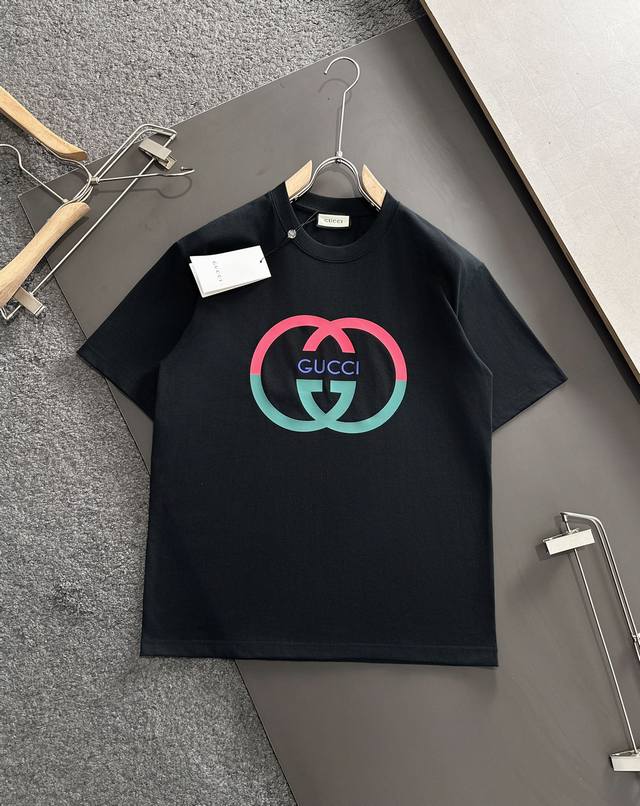 Gucci 2025最新款印花短袖，高品质专柜原单短袖，顶级制作工艺进口面料，专柜款优质胶印印花设计，采用进口高端订制260克双纱面料，进口丝线手感一流！专柜在