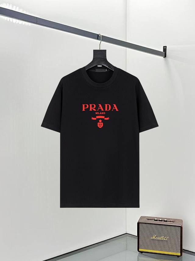 prad*普拉达25Ss新款短袖，最高版本重工艺印花经典Logo图案，高标准定制，上身非常有型，客供进口高档280克纯棉面料质感非常细腻，细节工艺精湛考究，塑造