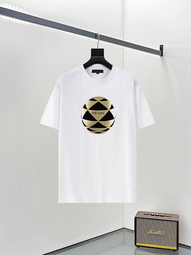 prad*普拉达25Ss新款短袖，最高版本泡沫印花经典Logo图案，高标准定制，上身非常有型，客供进口高档280克纯棉面料质感非常细腻，细节工艺精湛考究，塑造性
