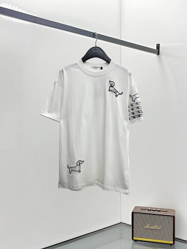 Thom Browne Tb 25Ss新款短袖，最高版本重工艺经典刺绣Logo图案，高标准定制，上身非常有型，客供进口高档280克纯棉面料质感非常细腻，细节工艺