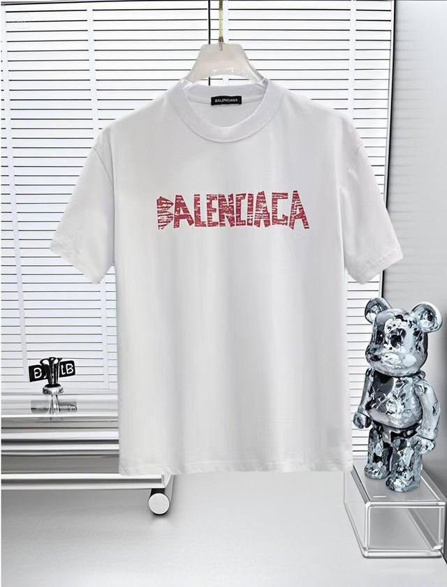Balenciaga 巴黎世家、25Ss高版本胸贴印花Logo圆领短袖T恤。面料采用定制280G支双股精棉平纹高密无尘全棉布料，Os版型宽松慵懒百搭，轻奢大气，