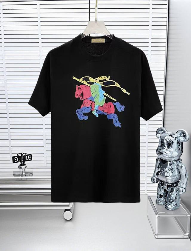 Burberry 巴宝莉、25Ss高版本胸贴印花Logo圆领短袖T恤。面料采用定制280G支双股精棉平纹高密无尘全棉布料，Os版型宽松慵懒百搭，轻奢大气，众多明