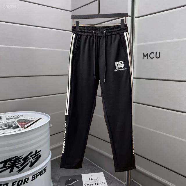 Dg 2025秋冬新款休闲裤！官网同步发售。品牌经典Logo休闲裤 ，定制面料，舒适度极好，手触感强烈。辨识度极高，完美品相工艺。 尺码：M-3Xl