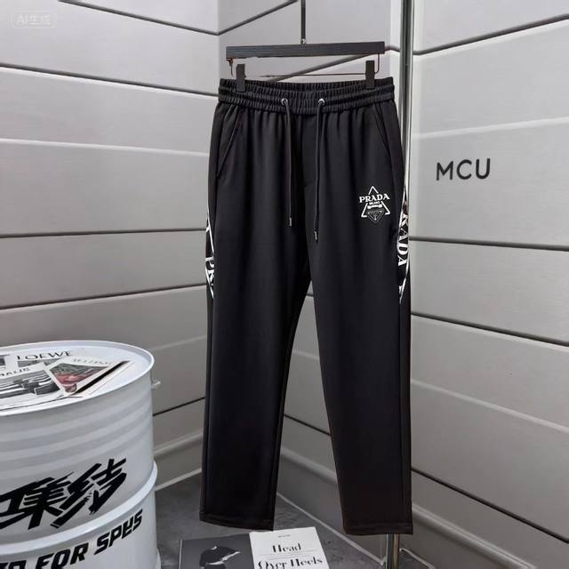 普拉达 2025秋冬新款休闲裤！官网同步发售。品牌经典Logo休闲裤 ，定制面料，舒适度极好，手触感强烈。辨识度极高，完美品相工艺。 尺码：M-3Xl