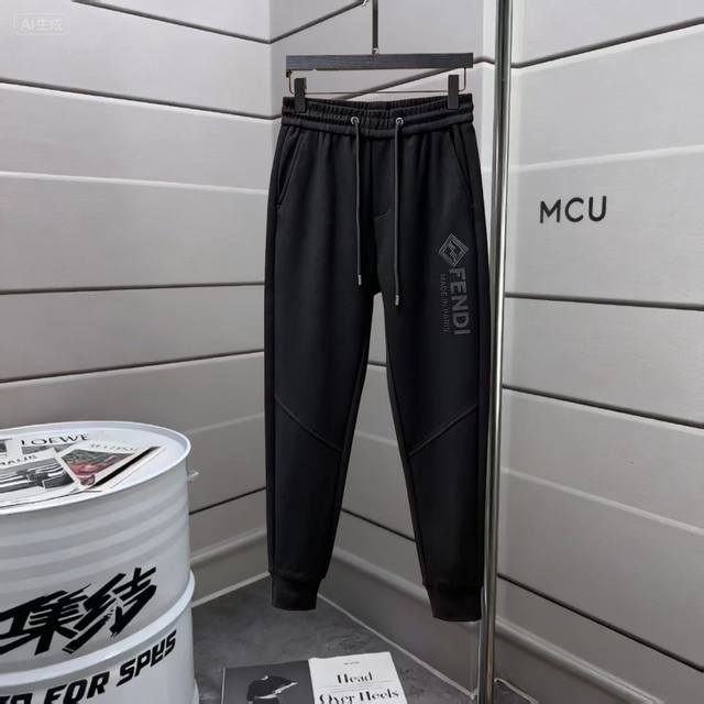 芬迪 2025秋冬新款休闲裤！官网同步发售。品牌经典Logo休闲裤 ，定制面料，舒适度极好，手触感强烈。辨识度极高，完美品相工艺。 尺码：M-3Xl