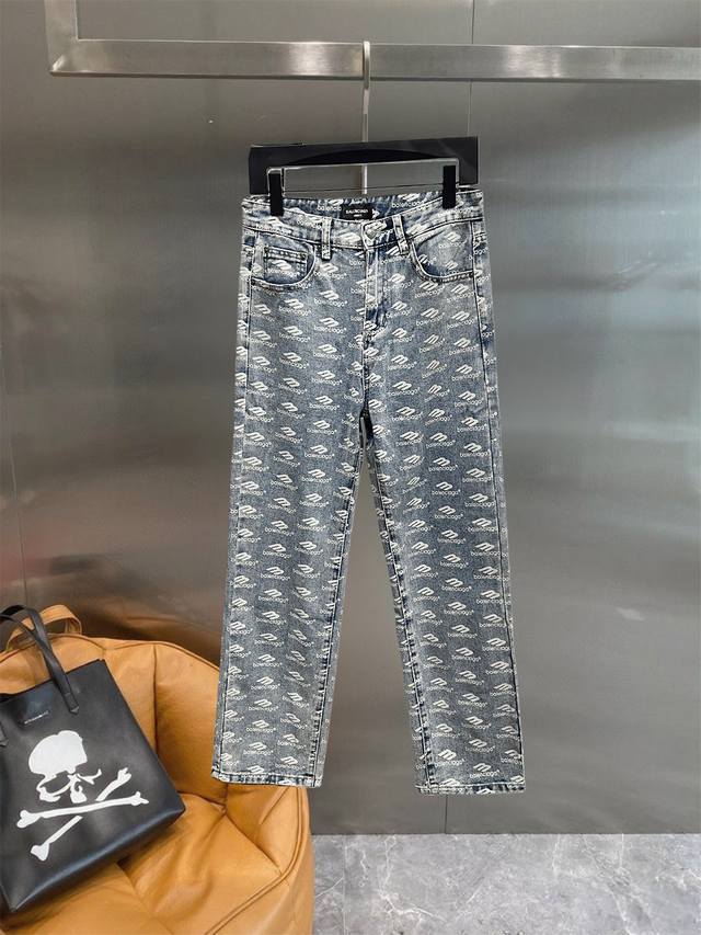 Balenciaga 巴黎世家经典满印Logo牛仔裤。上身很有特点！进口高密度聚酯纤维面料，密度高，手感舒适，上身帅到爆，极力推荐 尺码：M-3Xl