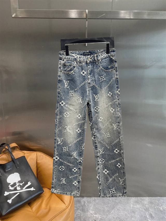 Louis Vuitton & 路易威登 经典满印Logo牛仔裤。上身很有特点！进口高密度聚酯纤维面料，密度高，手感舒适，上身帅到爆，极力推荐 尺码：M-3Xl
