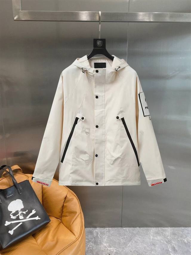 普拉达 官网同款，三标齐全，提前发售！2025Ss秋冬新款男士夹克外套， 原单三标齐全高端版本！专柜定制面料 透气舒适度高，细节无可挑剔，品牌元素设计理念，体现