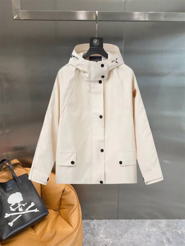 Lv 官网同款，三标齐全，提前发售！25Ss秋冬新款男士夹克外套， 原单三标齐全高端版本！专柜定制面料 透气舒适度高，细节无可挑剔，品牌元素设计理念，体现高品质