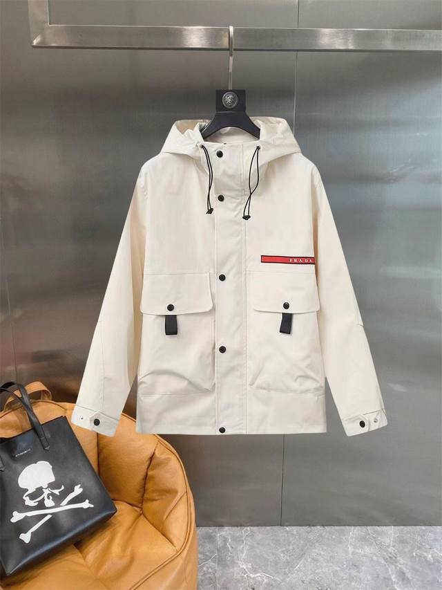 普拉达 官网同款，三标齐全，提前发售！25Ss秋冬新款男士夹克外套， 原单三标齐全高端版本！专柜定制面料 透气舒适度高，细节无可挑剔，品牌元素设计理念，体现高品