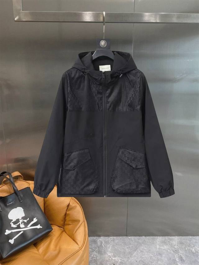 GuccⅠ高品质25Ss秋新款夹克外套，秀场新品品相非常完美，记忆面料舒适保暖，三标齐全，色泽饱满诱人，非常出彩的设计，轻松将时髦感进阶，做工极为考究严谨，走线