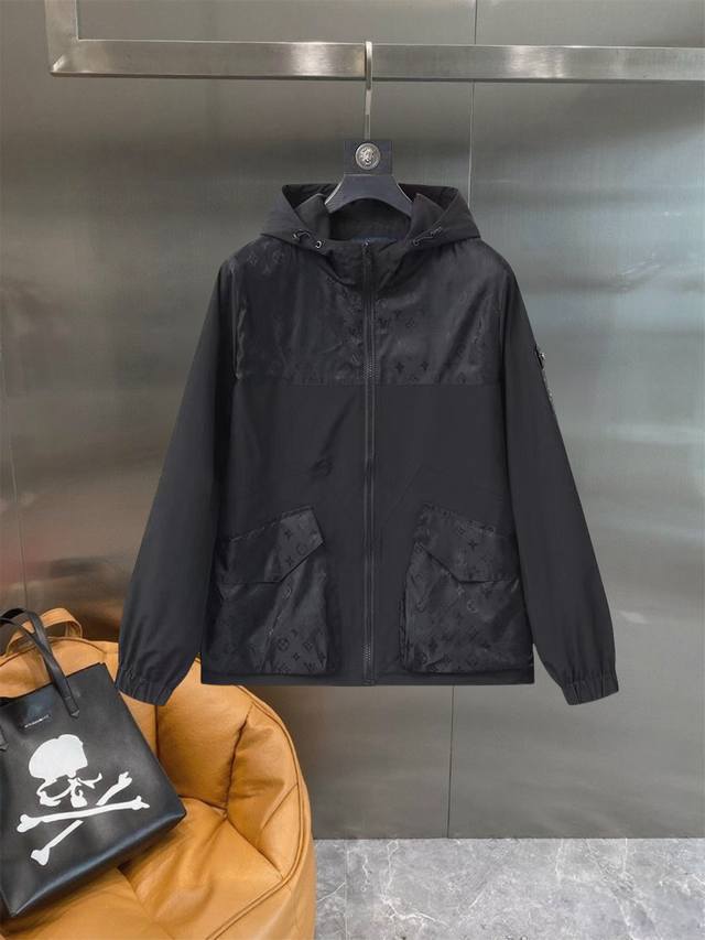 Lv 高品质25Ss秋新款夹克外套，秀场新品品相非常完美，记忆面料舒适保暖，三标齐全，色泽饱满诱人，非常出彩的设计，轻松将时髦感进阶，做工极为考究严谨，走线工整