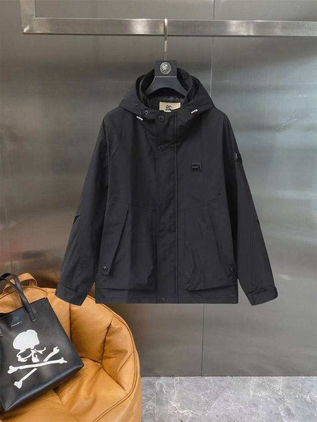 巴宝利 官网同款，三标齐全，提前发售！ Ss秋冬新款男士夹克外套， 原单三标齐全高端版本！专柜定制面料 透气舒适度高，细节无可挑剔，品牌元素设计理念，体现高品质