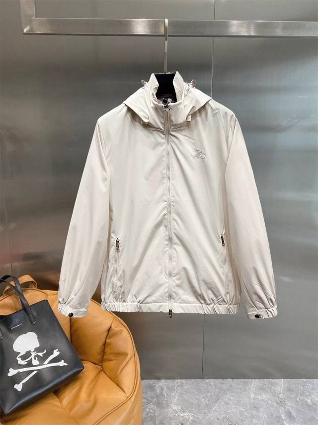 巴宝利 官网同款，三标齐全，提前发售！25Ss秋冬新款男士夹克外套， 原单三标齐全高端版本！专柜定制面料 透气舒适度高，细节无可挑剔，品牌元素设计理念，体现高品