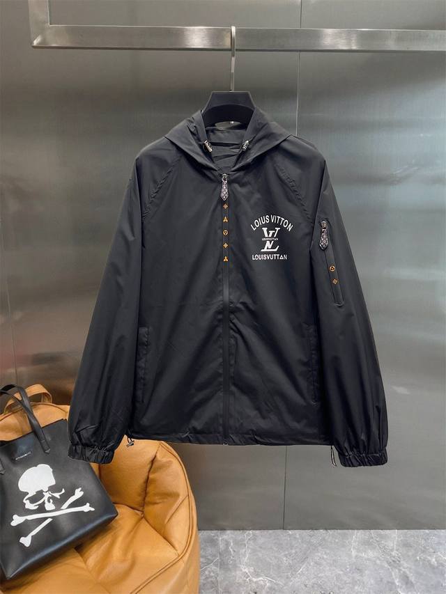 Lv驴家 官网同款，三标齐全，提前发售！25Ss秋冬新款男士夹克外套， 原单三标齐全高端版本！专柜定制面料 透气舒适度高，细节无可挑剔，品牌元素设计理念，体现高