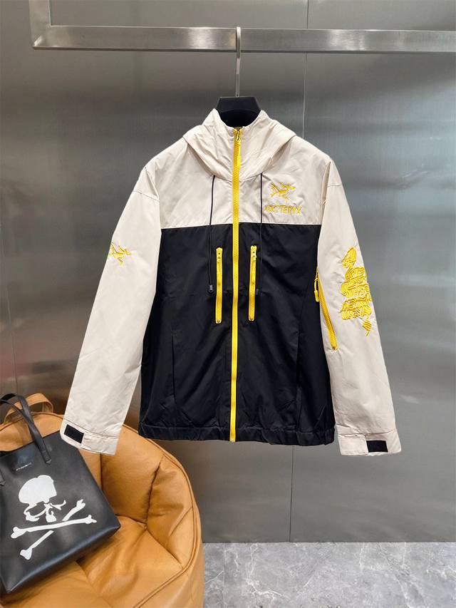 始祖鸟 官网同款，三标齐全，提前发售！25Ss秋冬新款男士夹克外套， 原单三标齐全高端版本！专柜定制面料 透气舒适度高，细节无可挑剔，品牌元素设计理念，体现高品