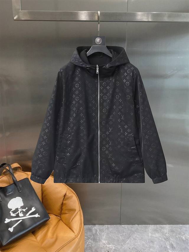 Lv 高品质 秋新款夹克外套，秀场新品品相非常完美，记忆面料舒适保暖，三标齐全，色泽饱满诱人，非常出彩的设计，轻松将时髦感进阶，做工极为考究严谨，走线工整细致！