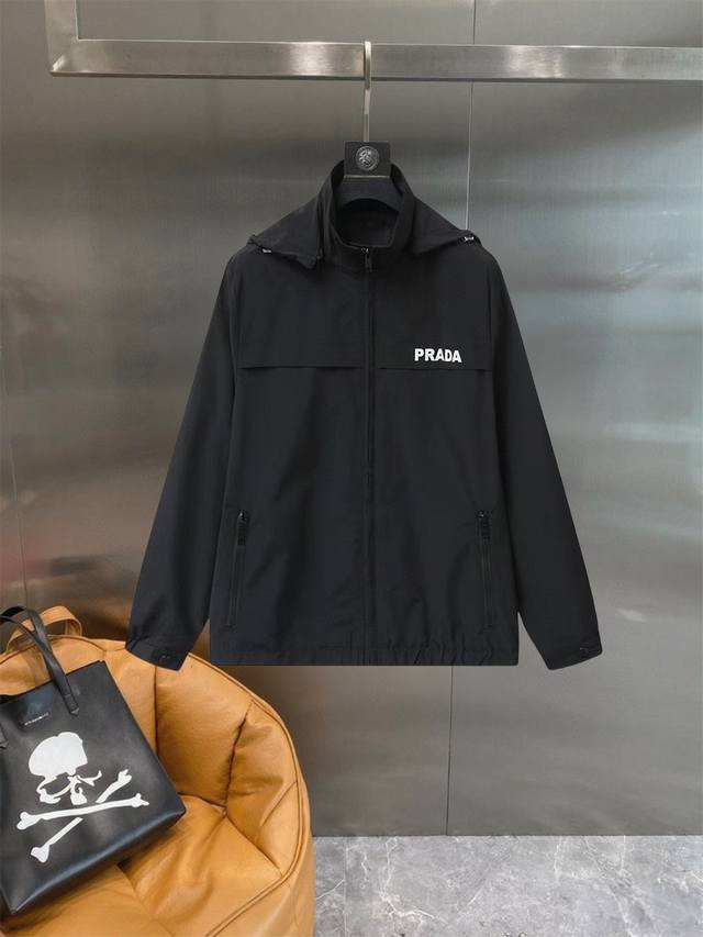 prada 高品质25Ss秋新款夹克外套，秀场新品品相非常完美，记忆面料舒适保暖，三标齐全，色泽饱满诱人，非常出彩的设计，轻松将时髦感进阶，做工极为考究严谨，走