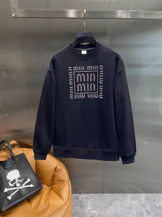 缪缪 2025Ss秋冬新款 长袖 圆领卫衣，高端版本！定制面料 透气舒适度高，细节无可挑剔，品牌元素设计理念，体现高品质。手感细腻柔软！呈现休闲裁剪，上身版型超