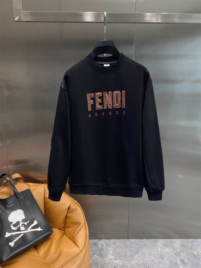 芬迪 2025Ss秋冬新款 长袖 圆领卫衣，高端版本！定制面料 透气舒适度高，细节无可挑剔，品牌元素设计理念，体现高品质。手感细腻柔软！呈现休闲裁剪，上身版型超