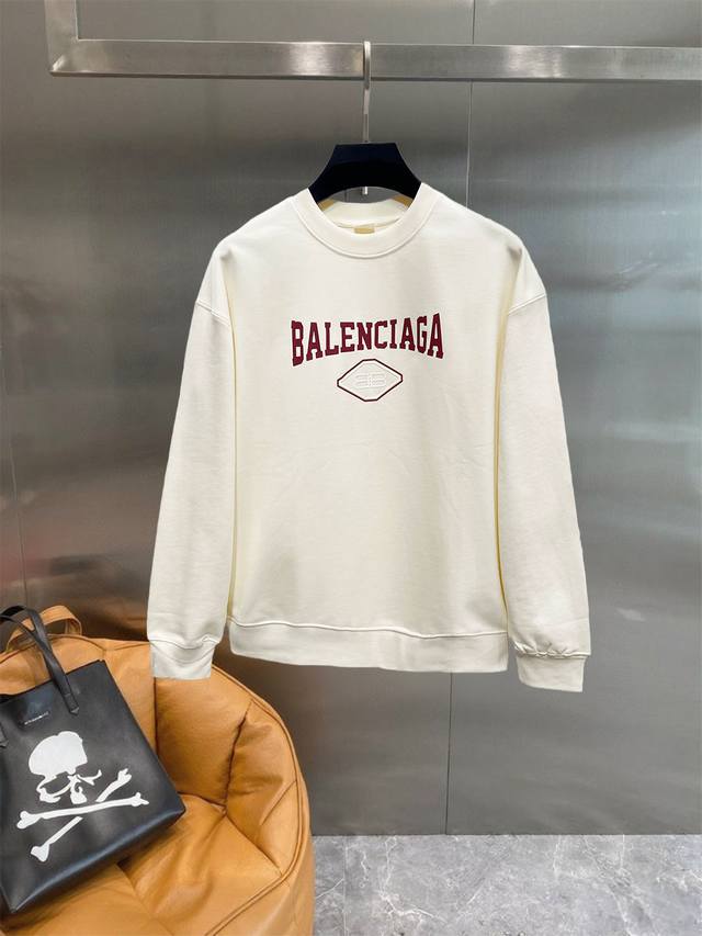 巴黎世家 2025Ss秋冬新款 长袖 圆领卫衣，高端版本！定制面料 透气舒适度高，细节无可挑剔，品牌元素设计理念，体现高品质。手感细腻柔软！呈现休闲裁剪，上身版