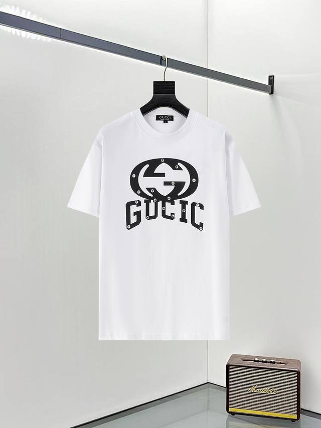 Gucci 古奇25Ss新款短袖，最高版本重工艺印花经典Logo图案，高标准定制，上身非常有型，客供进口高档280克纯棉面料质感非常细腻，细节工艺精湛考究，塑造