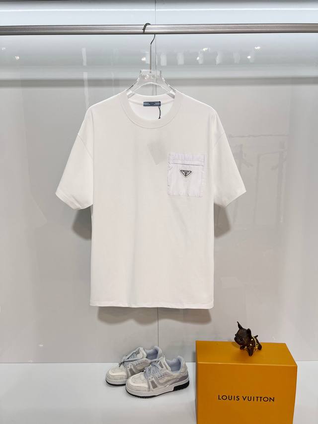 D］ prada 普拉达 2026新款 梭织口袋拼接 定制三角章Logo 男女同款 短袖T恤 定制320克重100％双纱纯棉面料 定染32支双股螺纹 领标吊牌主