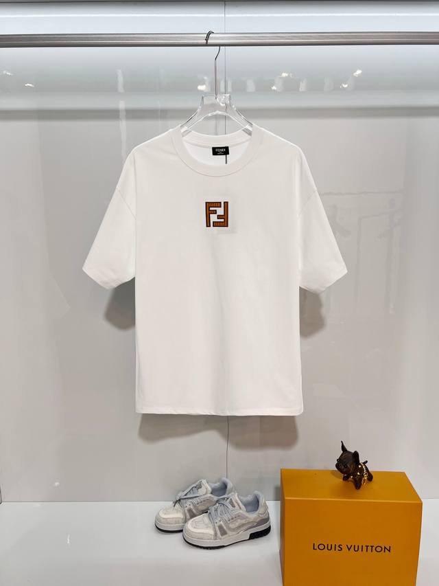 D］ Fendi 芬迪 2026新款 重工层次刺绣双F字母Logo 男女同款 短袖T恤 定制320克重100％双纱纯棉面料 定染32支双股螺纹 领标吊牌主唛三标