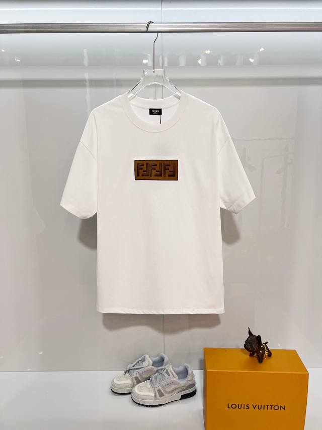 D］ Fendi 芬迪 2026新款 重工刺绣绒面双F字母Logo 男女同款 短袖T恤 定制320克重100％双纱纯棉面料 定染32支双股螺纹 领标吊牌主唛三标