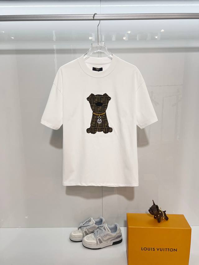 D］ Fendi 芬迪 2026新款 重工刺绣宠物狗F字母Logo 男女同款 短袖T恤 定制320克重100％双纱纯棉面料 定染32支双股螺纹 领标吊牌主唛三标
