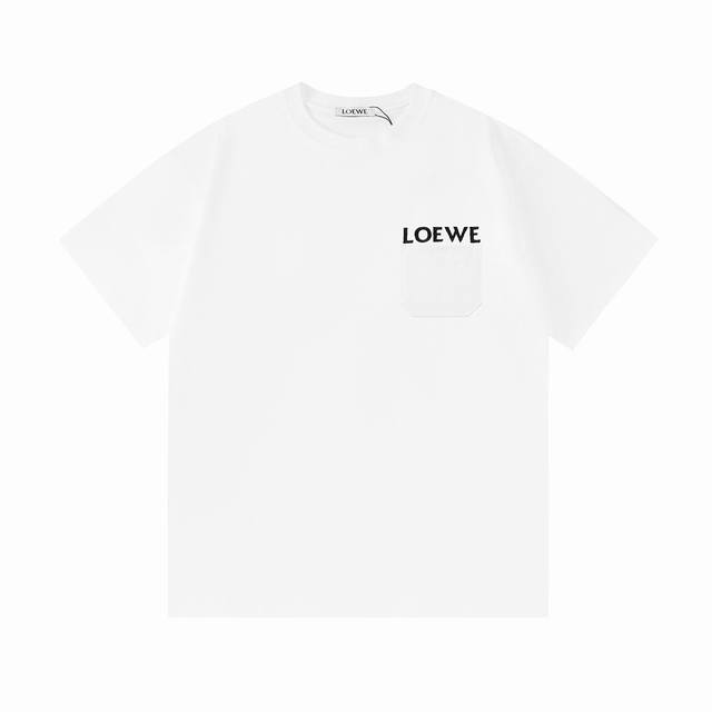 D］ Loewe 罗意威 官网同款 原布贴布口袋 进口机高密度刺绣字母Logo 男女同款 短袖T恤 定制300克重100％双纱纯棉面料 定染32支双股螺纹 领标