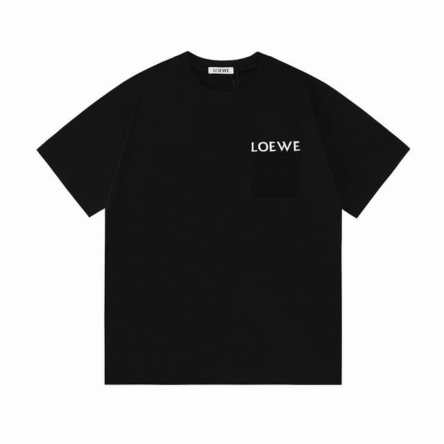 D］ Loewe 罗意威 官网同款 原布贴布口袋 进口机高密度刺绣字母Logo 男女同款 短袖T恤 定制300克重100％双纱纯棉面料 定染32支双股螺纹 领标