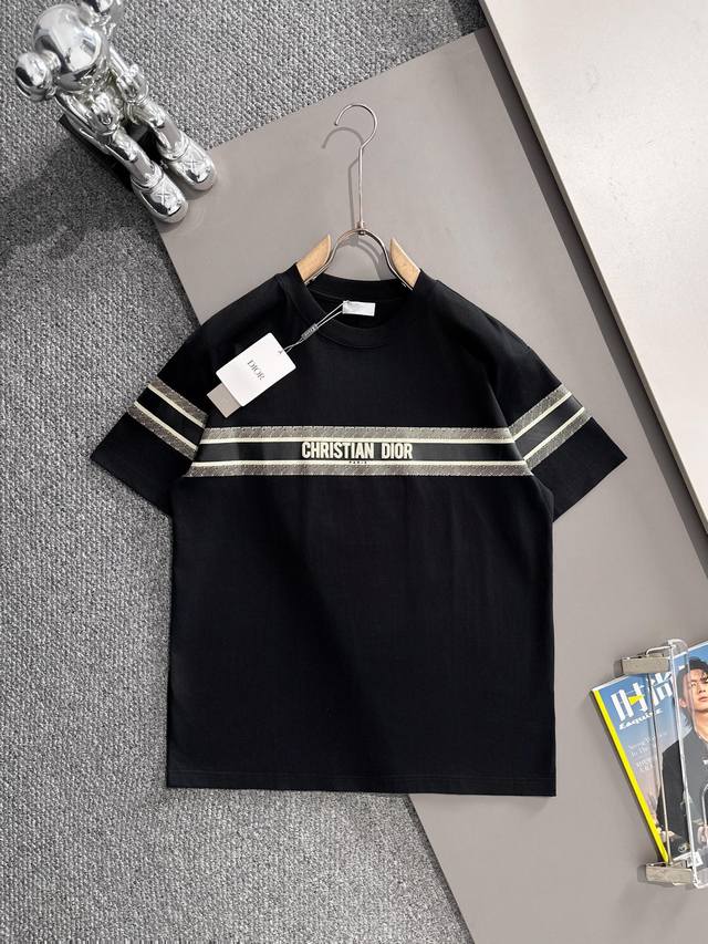 D］ Dior 迪奥 2026新款 数码植绒发泡条纹字母Logo 后背贴布刺绣 男女同款 短袖T恤 定制260克100％双纱纯棉面料 定染32支双股螺纹 领标吊
