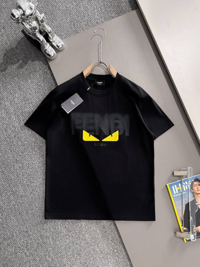 D］ Fendi 芬迪 2026新款 数码喷印+喷绘工艺字母 刺绣恶魔之眼Logo 男女同款 短袖T恤 定制260克100％双纱纯棉面料 定染32支双股螺纹 领