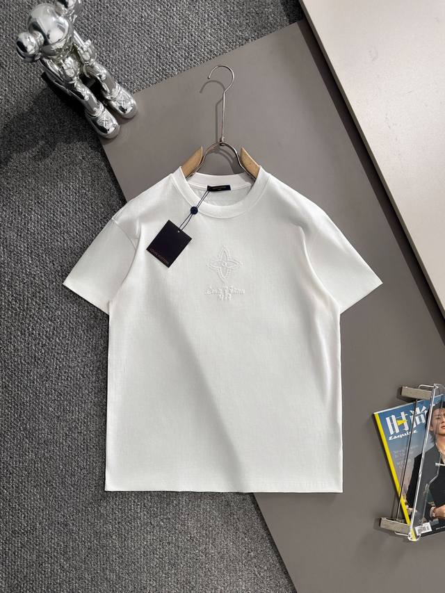 D］ Louis Vuitton 路易威登 Lv 驴家 2026新款 刺绣四叶草字母Logo 定制皮章 男女同款 短袖T恤 定制260克100％双纱纯棉面料 定