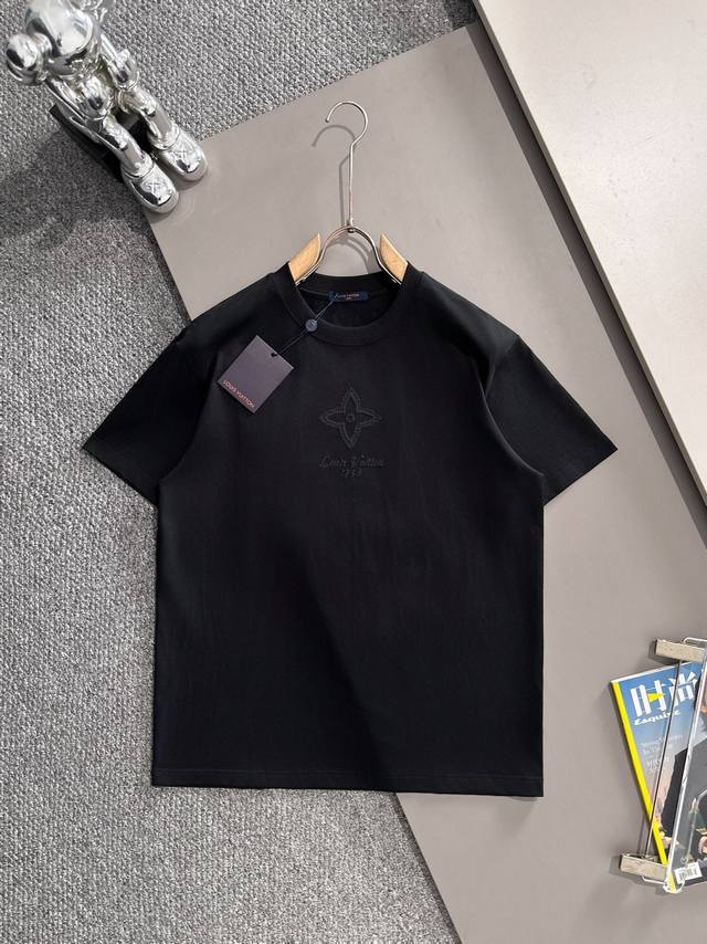 D］ Louis Vuitton 路易威登 Lv 驴家 2026新款 刺绣四叶草字母Logo 定制皮章 男女同款 短袖T恤 定制260克100％双纱纯棉面料 定