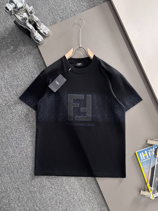 D］ Fendi 芬迪 2026新款 轻奢主义 定制双F皮革颗粒刺绣字母Logo 男女同款 短袖T恤 定制260克100％双纱纯棉面料 定染32支双股螺纹 领标