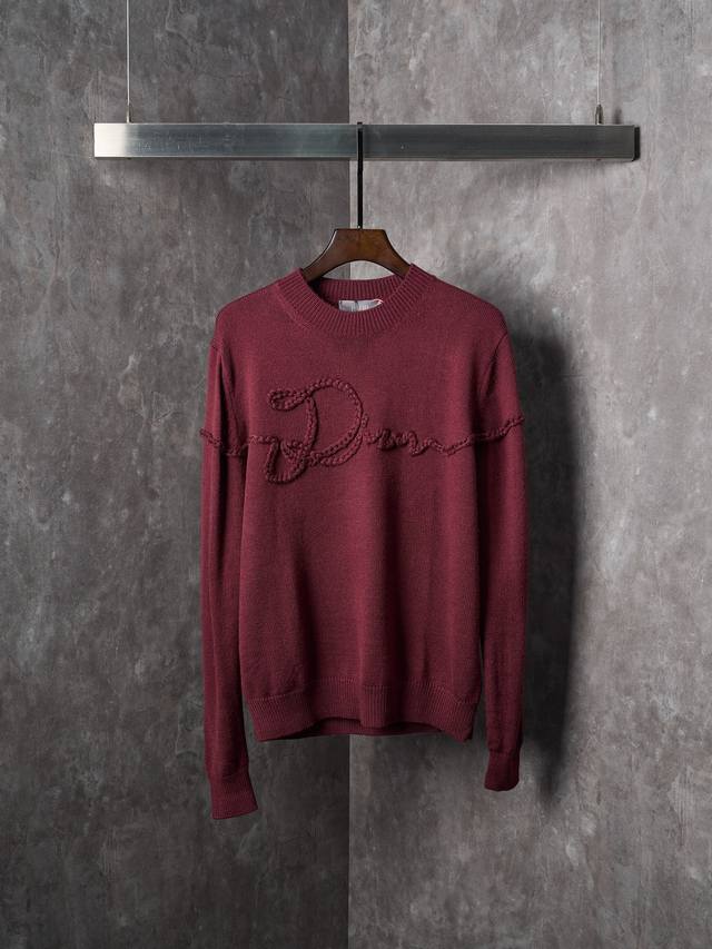 实物挂拍 Dior 迪奥 Ribbon立体绳结字母针织毛衣 现货 S M L Xl 定织云绒绵羊毛 软糯触感 舒适贴肤 以深醇酒红为底色 如陈年佳酿般愈品愈有韵