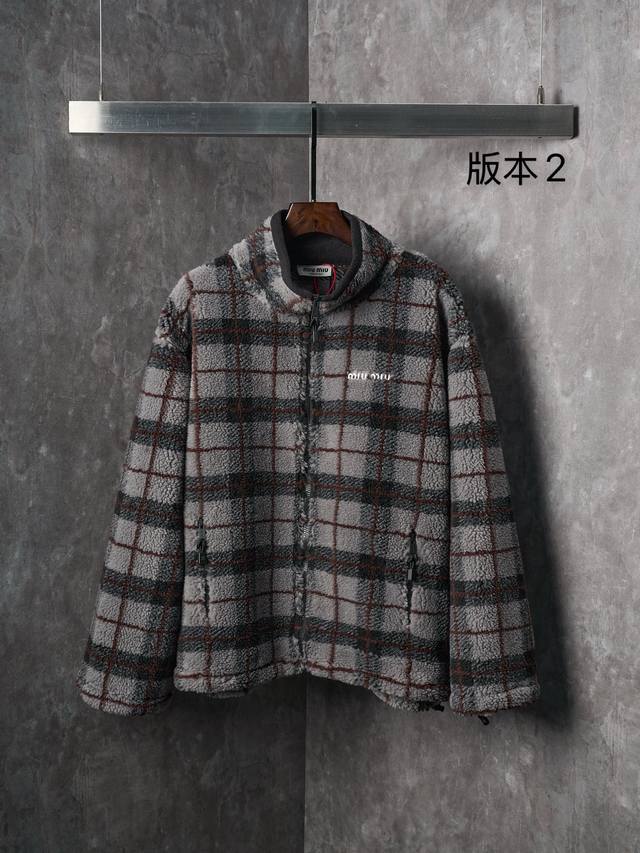 实物挂拍 Miu Miu 缪缪 徽标刺绣撞色格纹拉链夹克外套 版本2 现货 S M L Xl 定制云绒格纹提花呢 蓬松软糯 舒适贴肤 以深浅不一的灰棕色调作主基