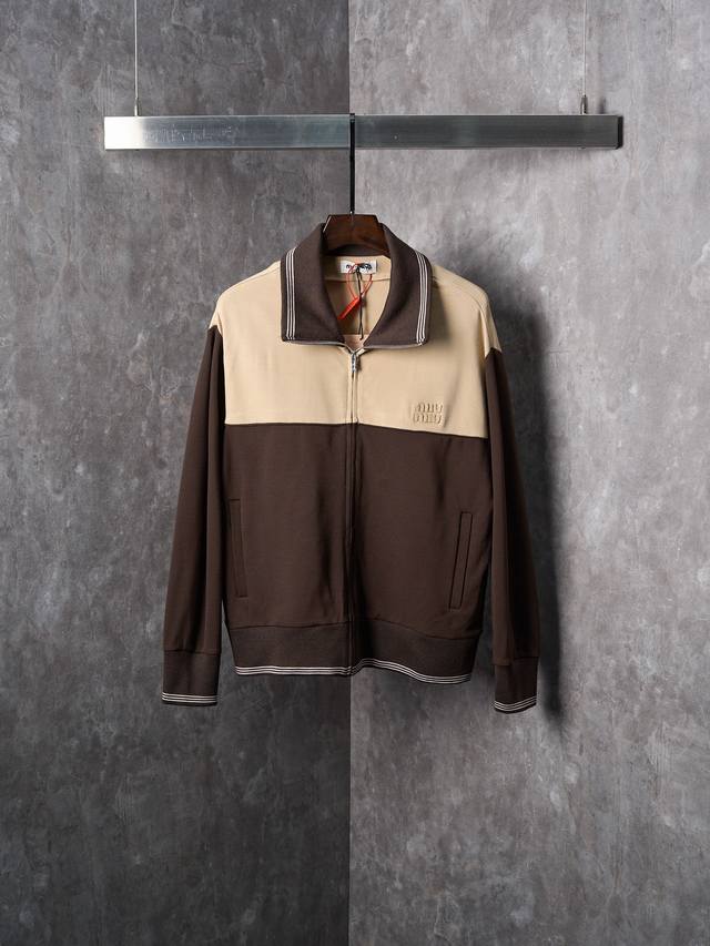 实物挂拍 Miumiu 缪缪 刺绣徽标条纹拼接拉链翻领外套 现货 S M L Xl 定制丝光羊毛呢 细腻如丝 触手温润 当可可色的醇厚深邃遇见沙色的柔和暖煦 晕