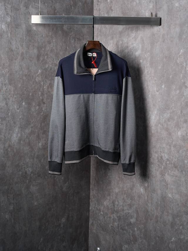 实物挂拍 Miumiu 缪缪 刺绣徽标条纹拼接拉链翻领外套 现货 S M L Xl 定制丝光羊毛呢 细腻如丝 触手温润 当深海的静谧蓝遇见岩石的沉稳灰 晕染出高