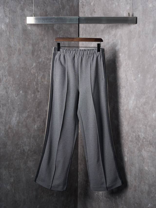 实物挂拍 Miumiu 缪缪 刺绣徽标条纹拼接休闲长裤 现货 S M L Xl 定制丝光羊毛呢 细腻如丝 触手温润 以深邃的煤灰色作主基调 低调却散发着无尽的魅