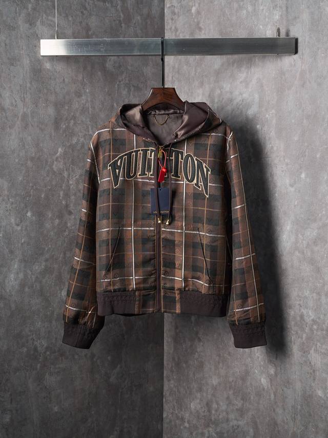 实物挂拍 Lv 路易威登 立体刺绣标识提花连帽夹克外套 现货 48 50 52 54 定制锦棉提花经纬暗纹呢以及丝光斜纹云绫里布 质感卓越 舒适贴肤 以深棕为底