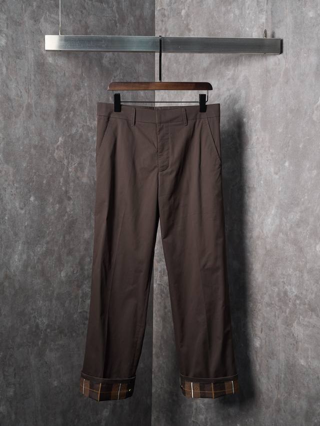 实物挂拍 Lv 路易威登 织带刺绣标识格纹休闲长裤 现货 46 48 50 52 定制绒棉丝光呢料 质感上乘 舒适贴肤 深棕醇酿 权力象征的温柔色 裤身两侧以L